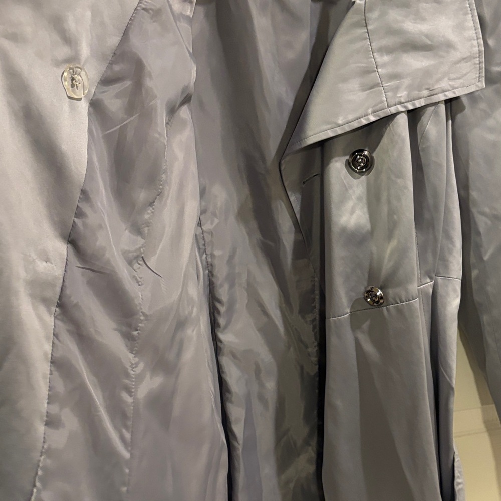 Serena Williams Elegant Silver Trench Coat - Picture 5 of 8